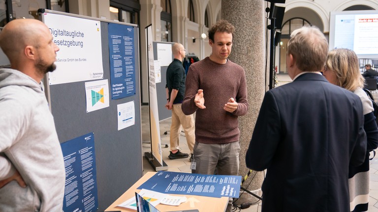 Das Team des Digitalchecks gab Tipps zur digitaltauglichen Gesetzgebung. (Foto: Sebastian Woithe / BMDV) 